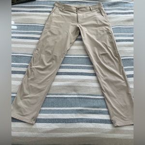 Men’s 34/32 Lululemon commission classic fit pants.